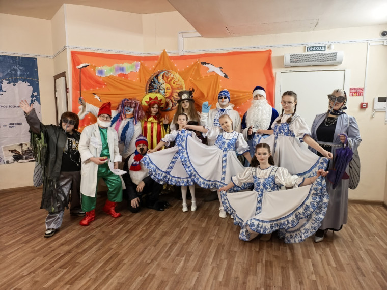 Жители Диксона встретили солнце ярким праздником.