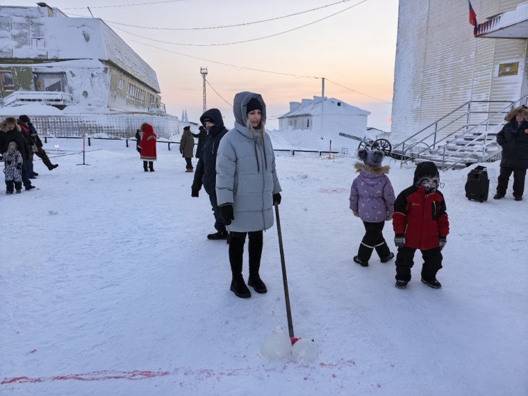 Жители Диксона встретили солнце ярким праздником.