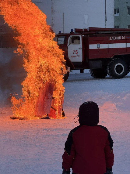 Жители Диксона встретили солнце ярким праздником.